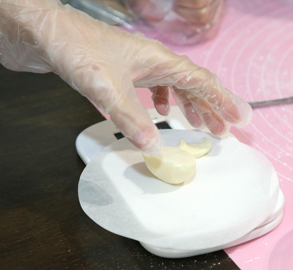 取出已冷藏15分鐘的油皮,將油皮分成3等份,放上電子秤上。