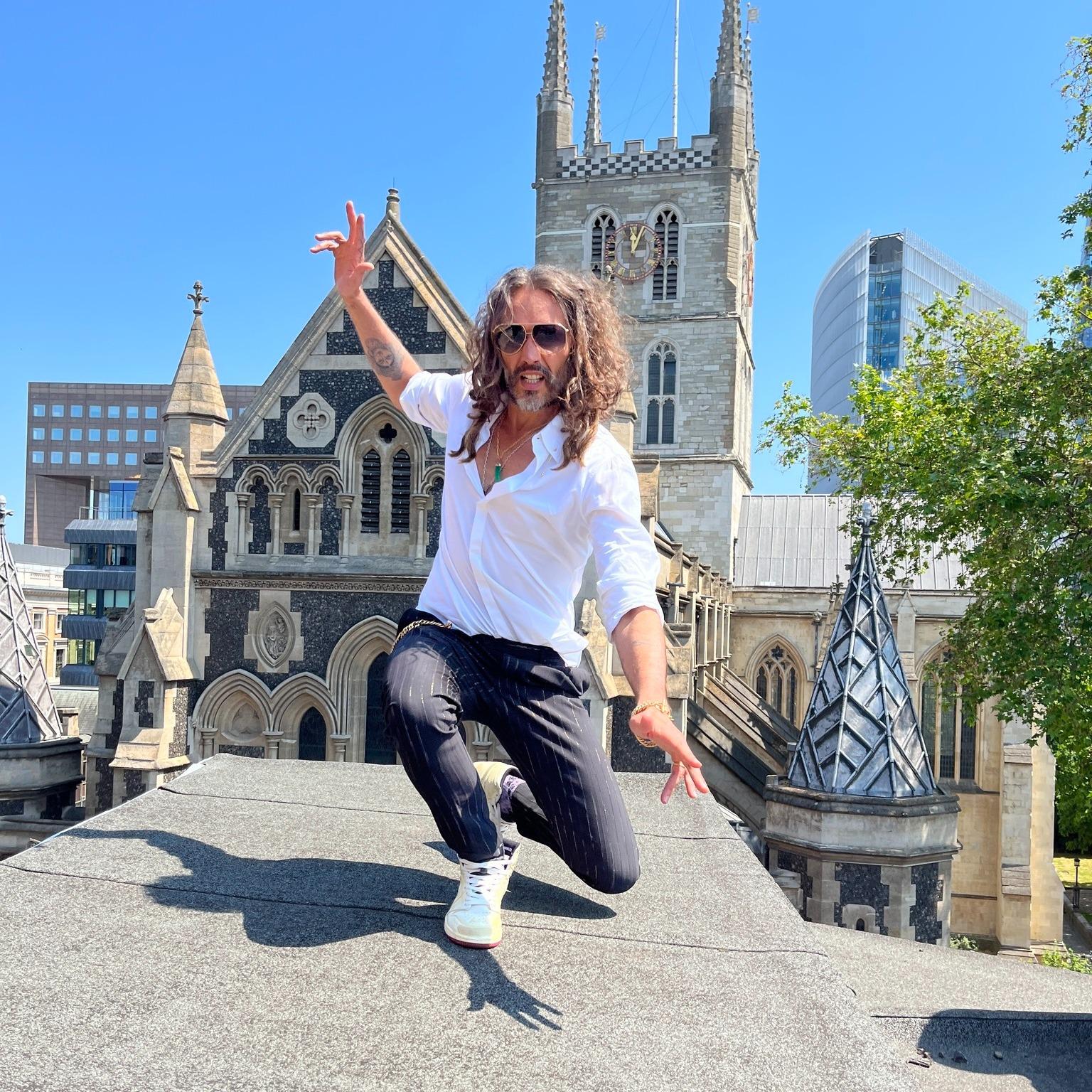 Russell Brand於《尼羅河謀殺案》中飾演Linus Windlesham