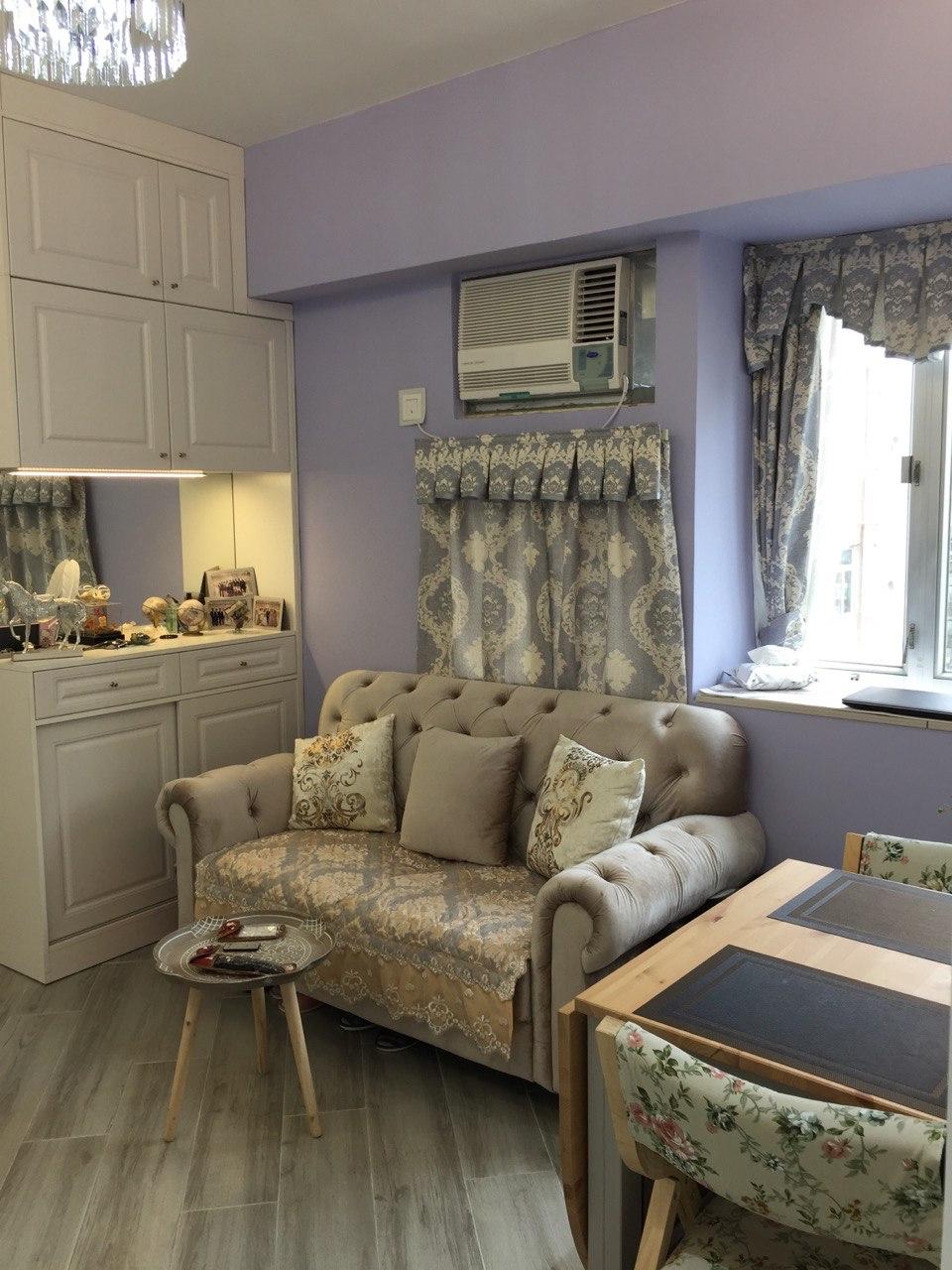 大廳略呈四方形,面積不算大,勝在易擺位,而紫色的牆身配白色和杏色的傢俬,營造輕奢的歐陸風格。