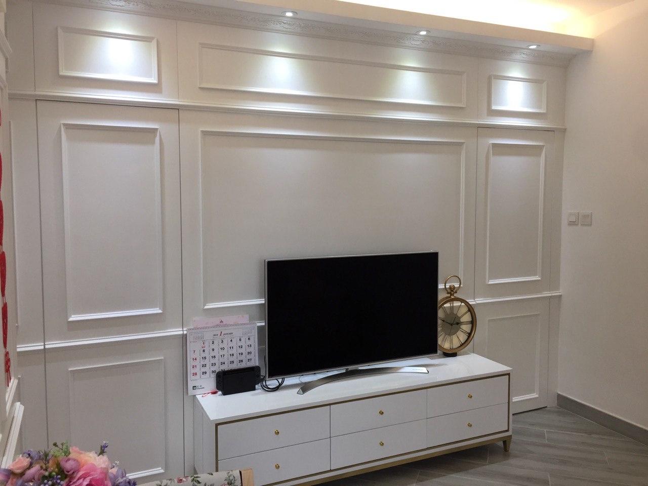 簡約歐陸風的白色電視牆板,為整體裝潢增添一點輕奢質感。