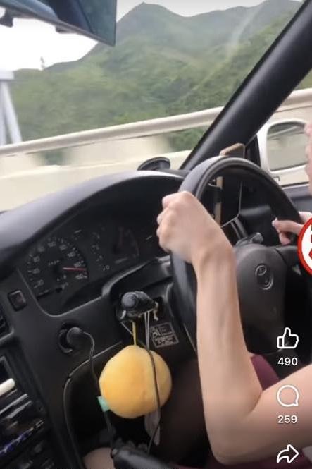 黃衣女子在屯門飆車170km/h,奇怪揸軚法成亮點。(網片截圖)