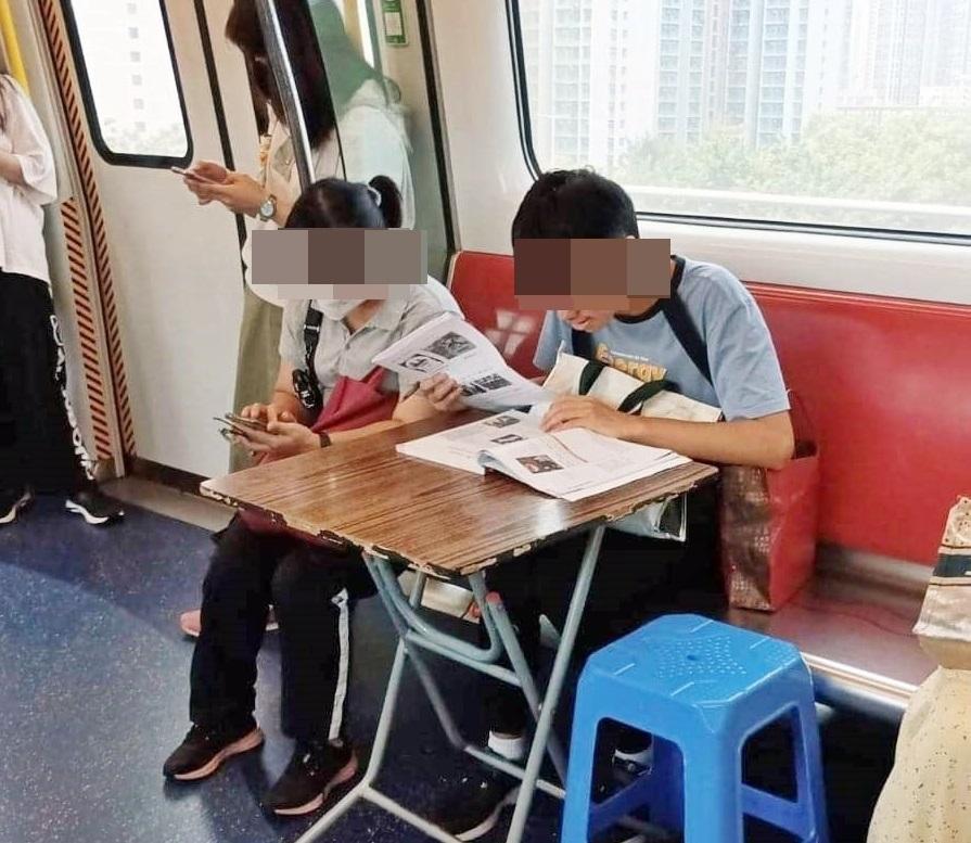 唇白青年在地鐵車廂內開枱溫書,旁若無人。(網上圖片)