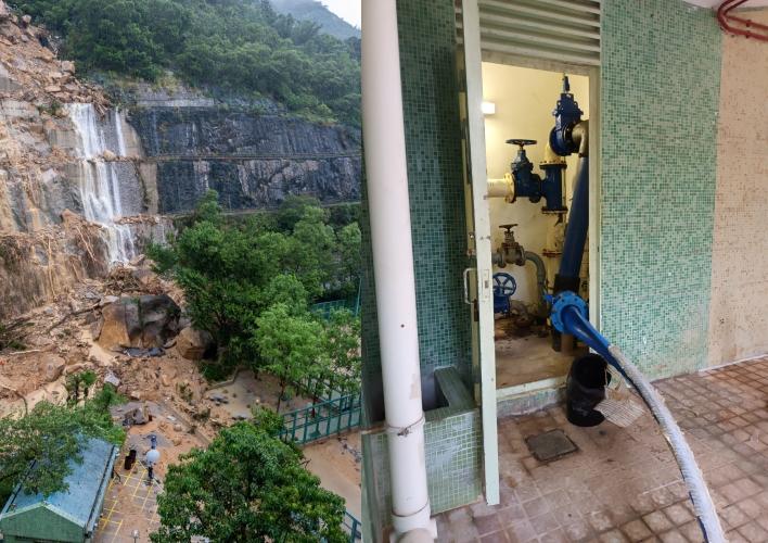 黑雨|筲箕灣山泥傾瀉巨石未清 耀東邨多廈停食水 水務署派水車到場