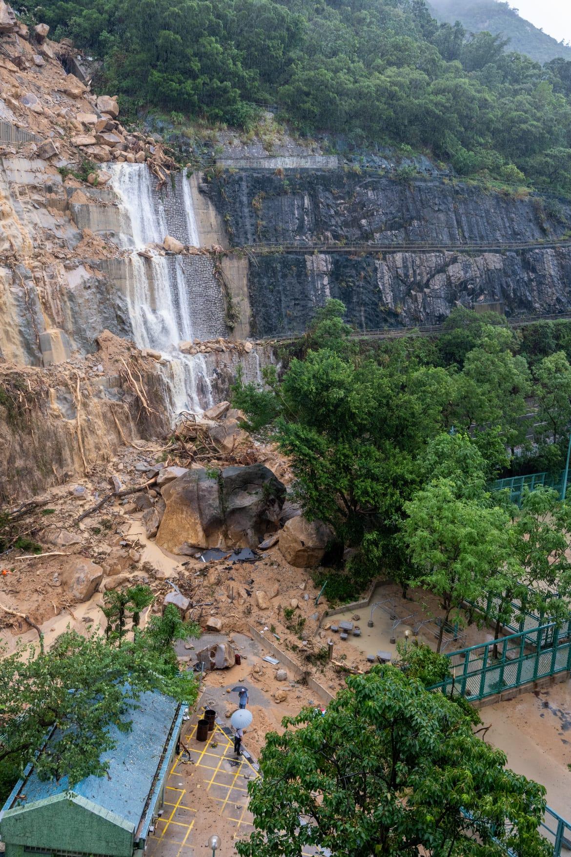 黑雨|當局截至上午8時共接獲7宗山泥傾瀉報告。圖為筲箕灣耀興道有山泥傾瀉。(陳奕釗攝)