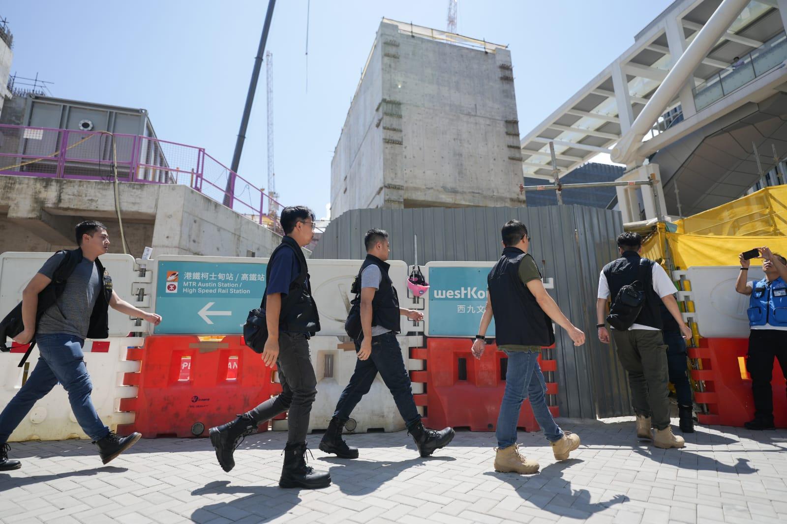 警方返回現場調查