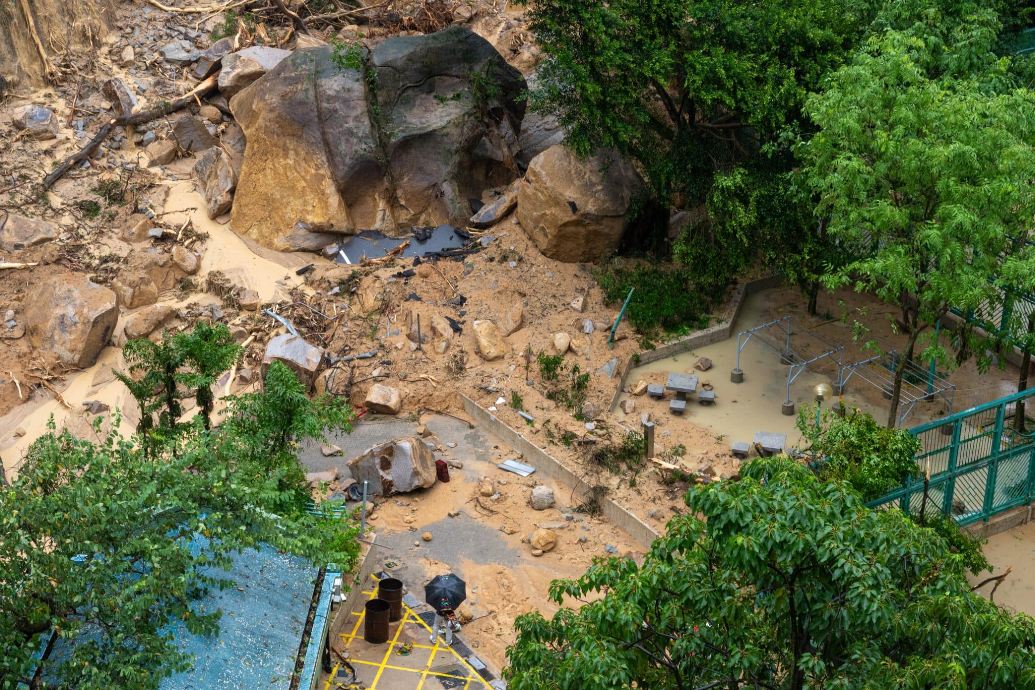 黑雨|當局截至上午8時共接獲7宗山泥傾瀉報告。圖為筲箕灣耀興道有山泥傾瀉。(陳奕釗攝)