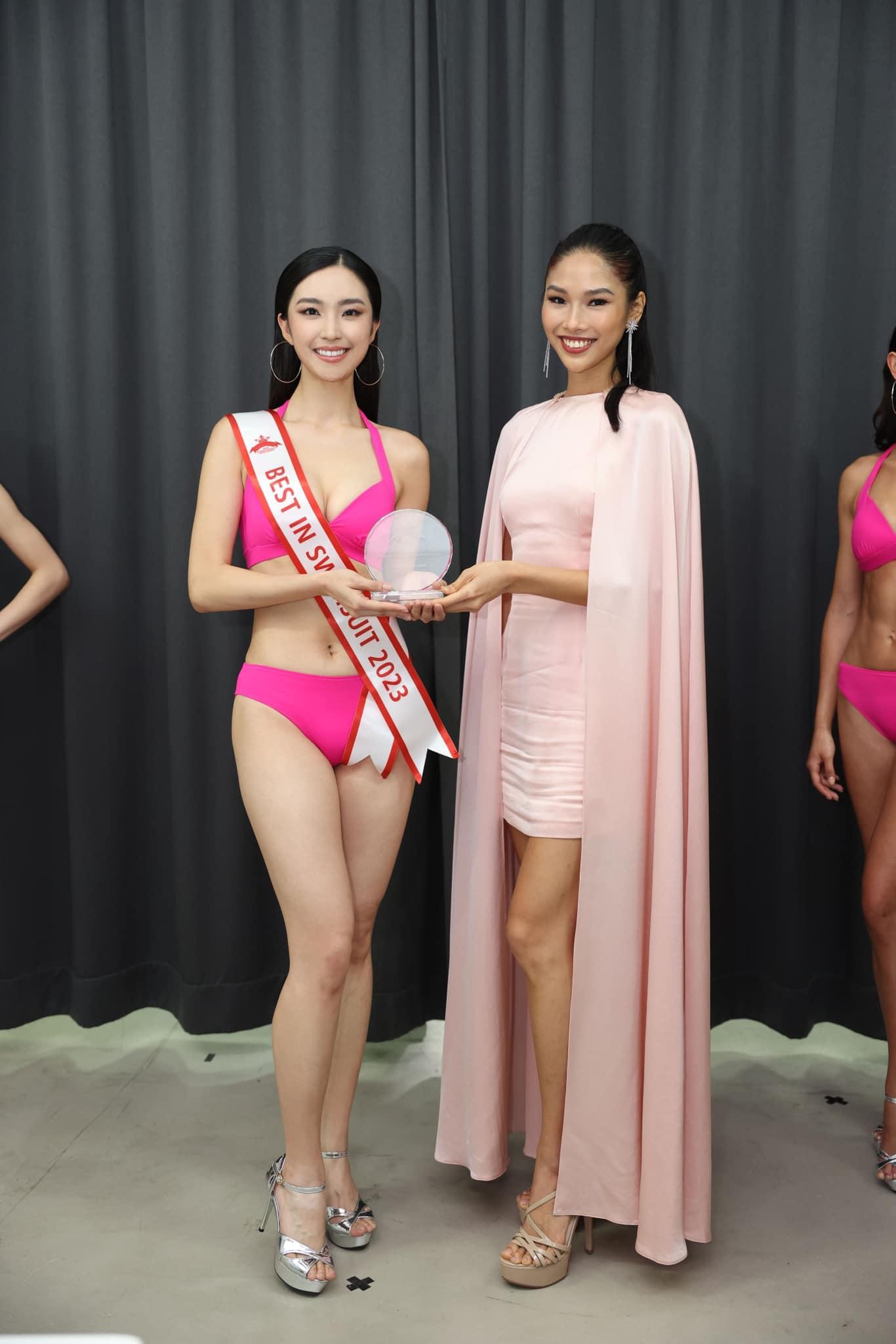 上屆香港代表凌宛蔚(右)頒獎俾梁庭欣