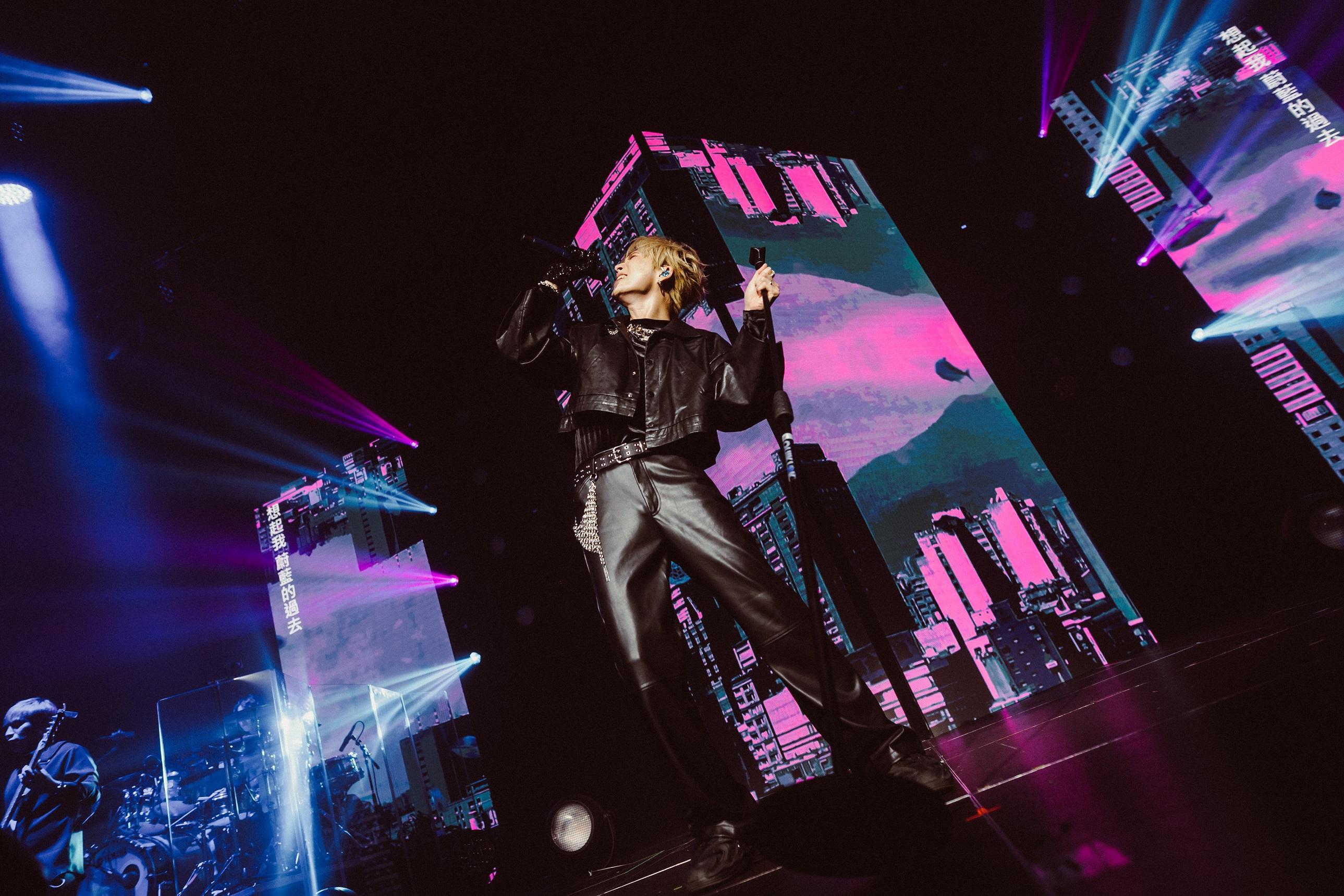 邱鋒澤以一身黑色型格打扮登場,以搖滾版的《Awakening》打頭陣,全場氣氛高漲。