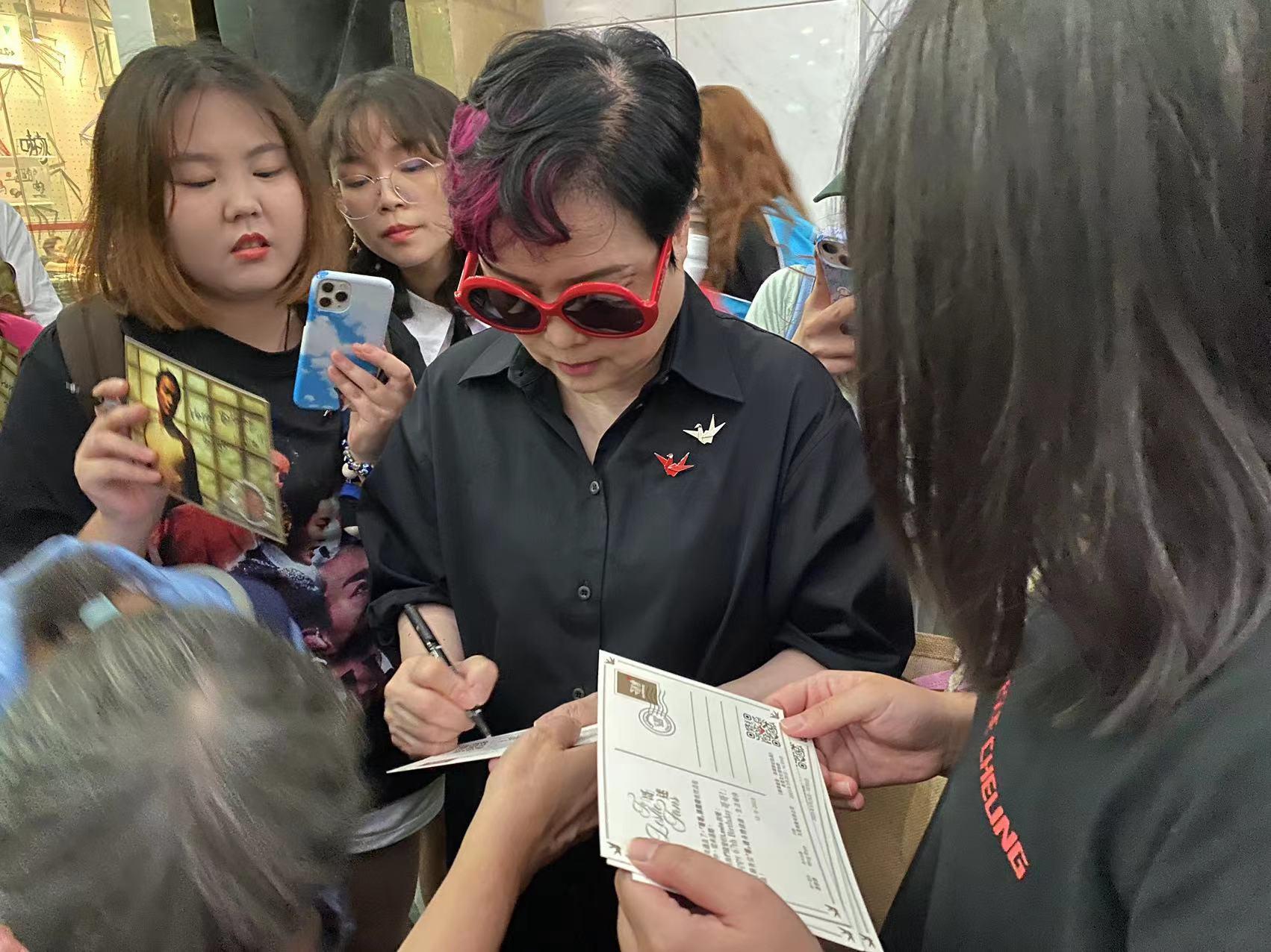 粉絲看到陳太十分高興,紛紛要求陳太簽名合照。