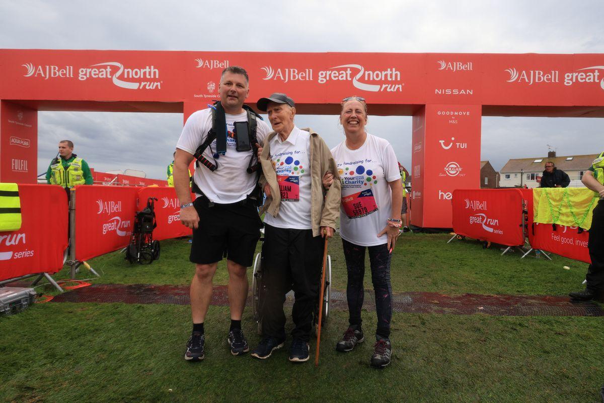 William Cooksey在朋友的協助下,完成了21公里的半馬拉松,成為有史以來最年長的半馬完賽者。