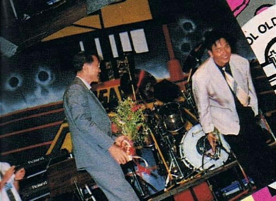 張國榮每當有時間便會回玫瑰崗學校參加活動。(網上照片)