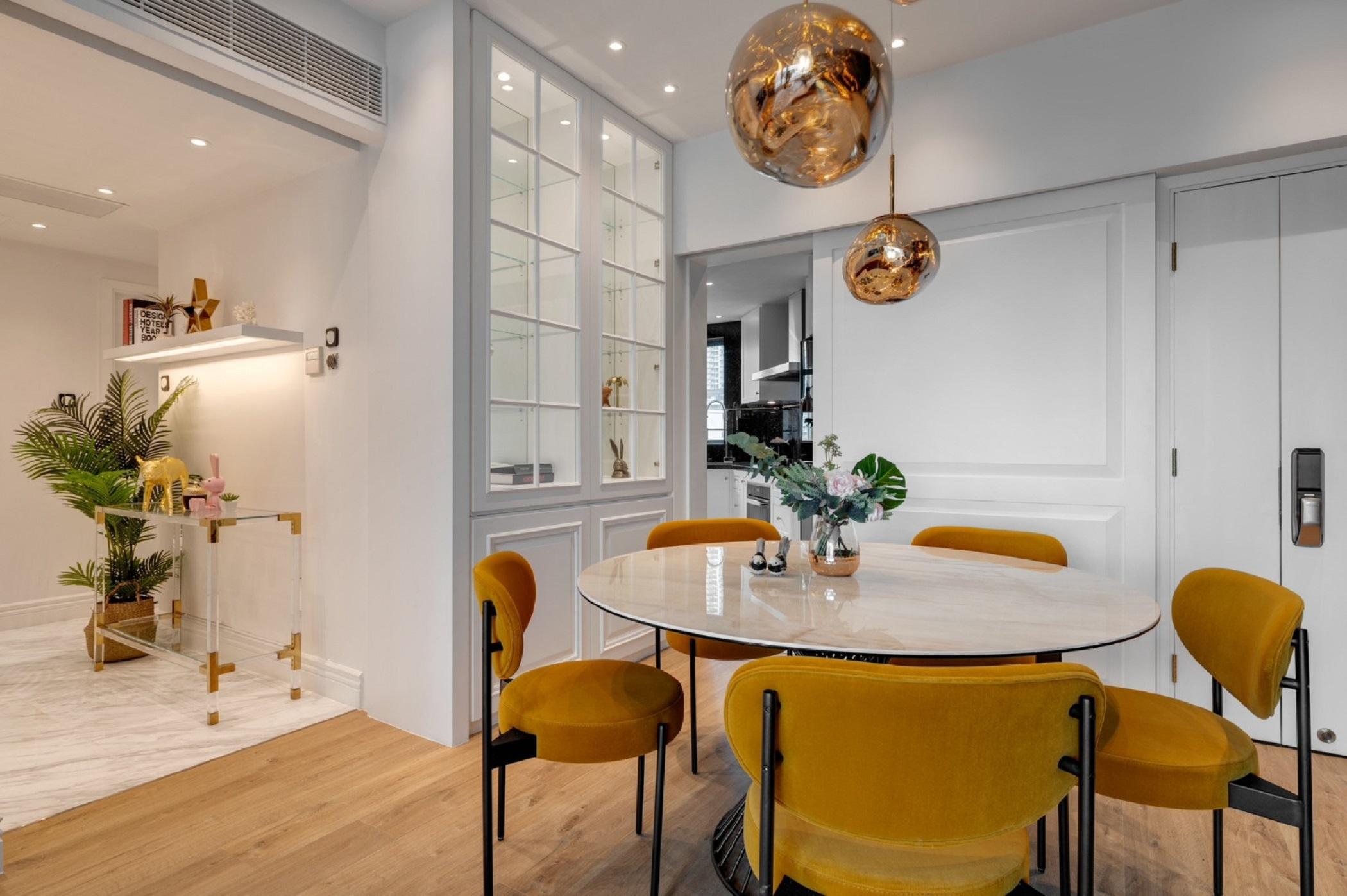 廚房採用白色歐陸趟門,與飯廳分隔,旁邊亦設有白色玻璃儲物櫃,精緻實用。