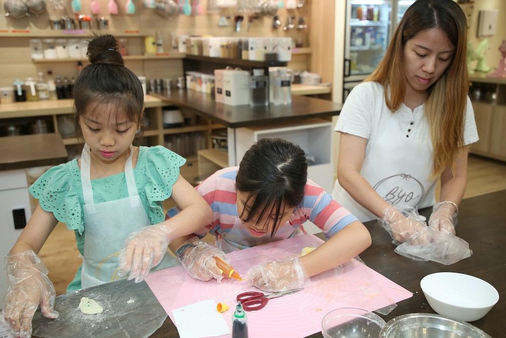 重複製作出三種色的油皮。