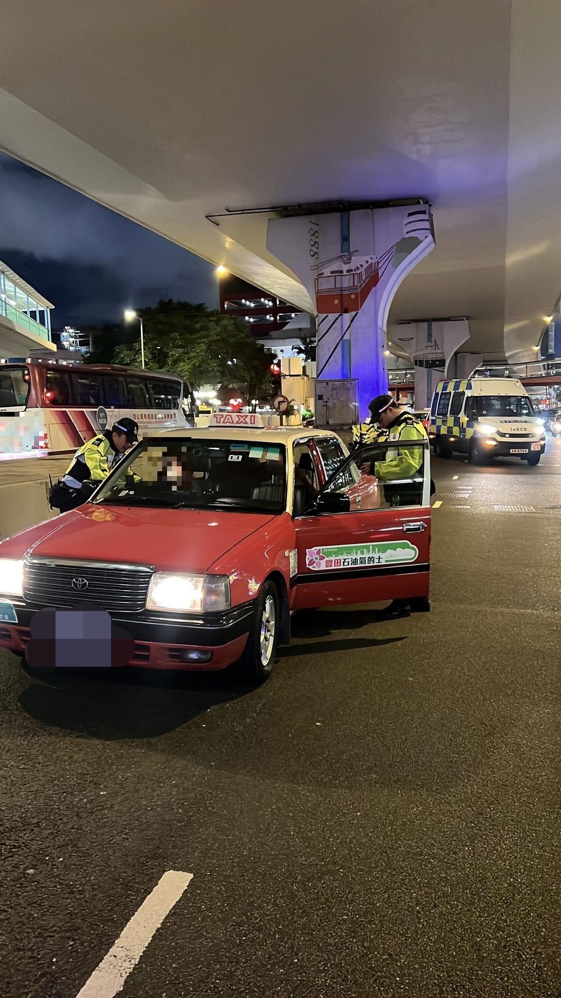 警一連4日打擊的士違例 13司機涉拒載等收傳票