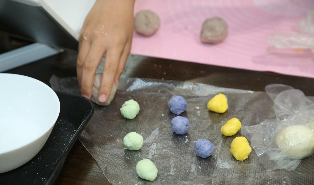 每種顏色分成3等份,用裱花袋蓋著備用。