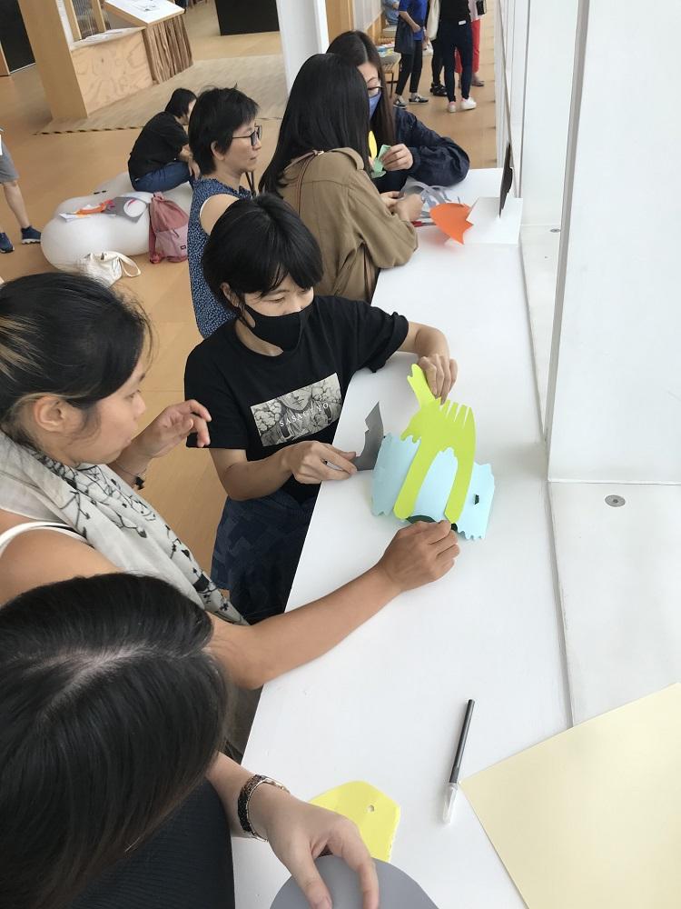 親子參觀後再創作屬於自己的藝術作品。