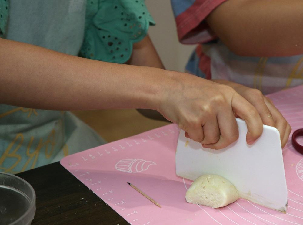 取出冷藏備用的水皮,分成3等份。