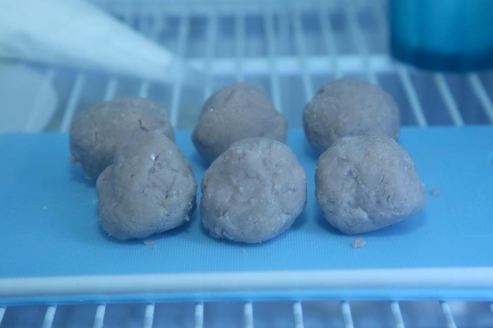 將芋頭餡搓圓分成6等份,冷藏備用。