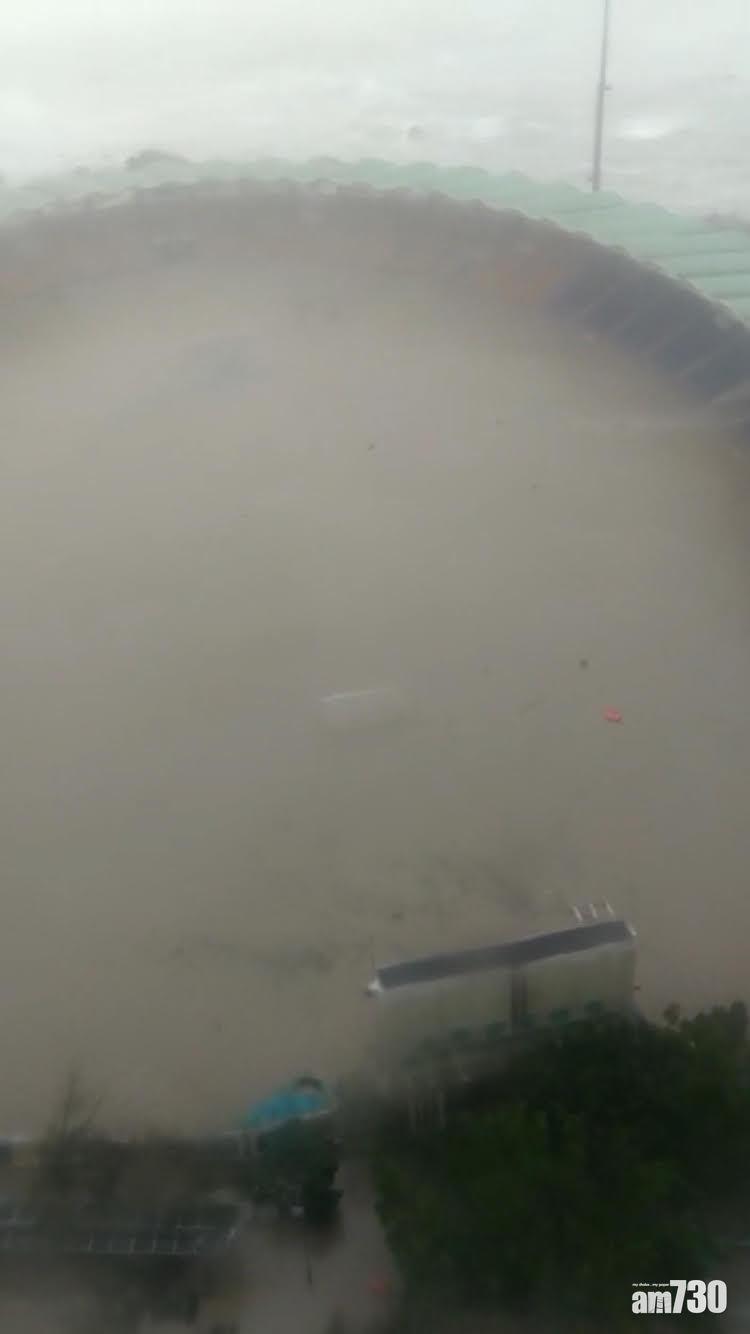 山竹颱風對香港破壞嚴重,小西灣運動場變泳池。(資料圖片)
