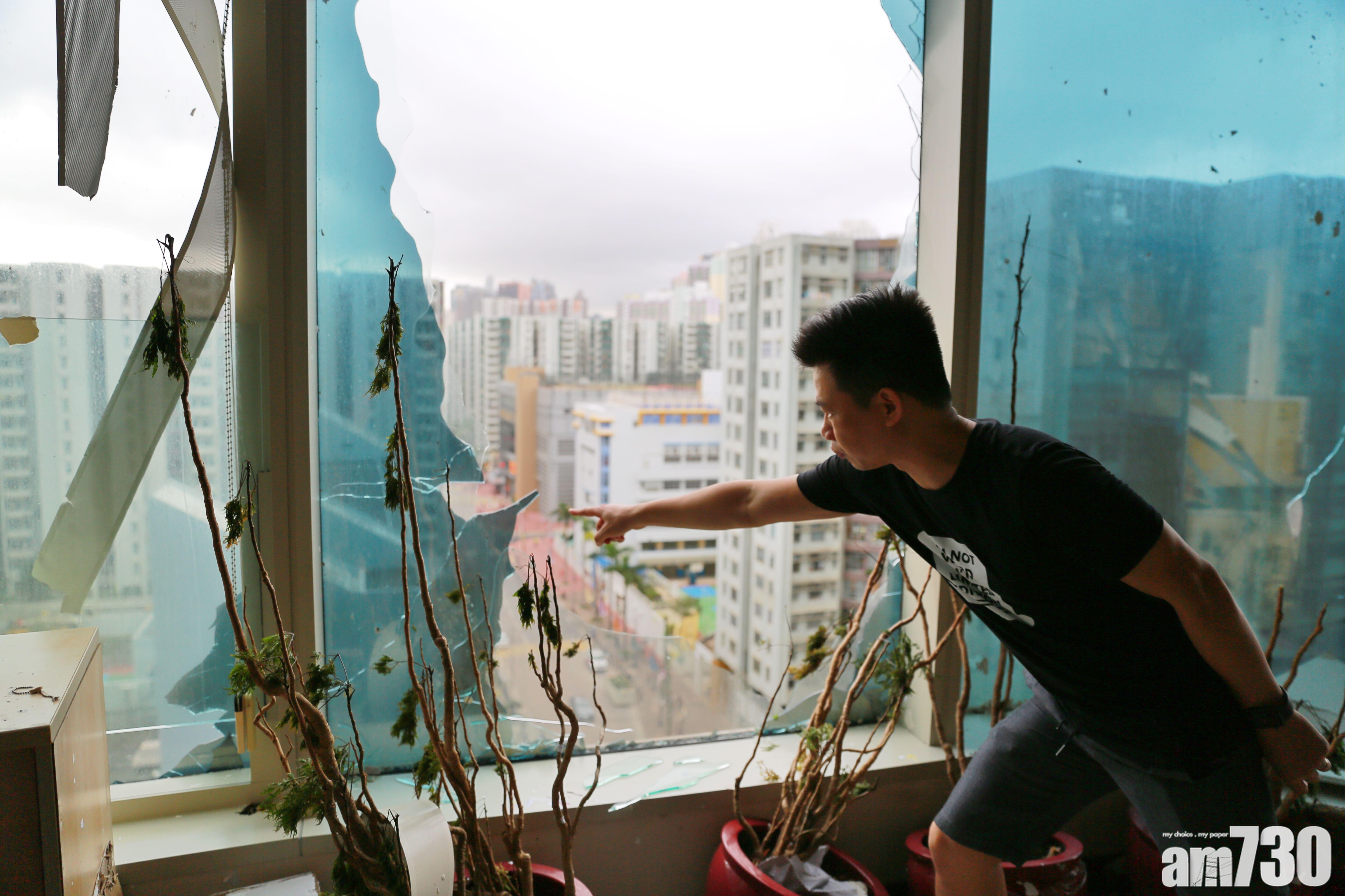 山竹颱風對香港破壞嚴重,紅磡商廈颱風下爆玻璃。(莊振邦攝,資料圖片)