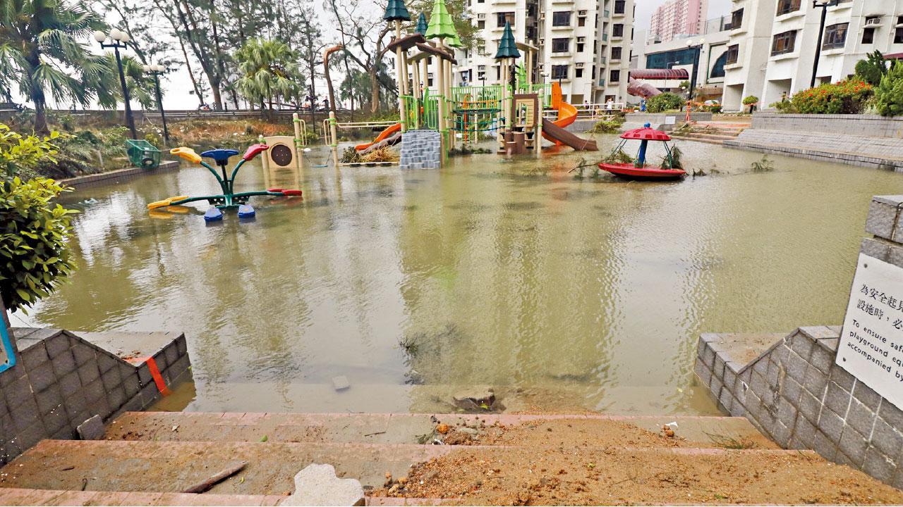 山竹颱風回顧|杏花邨成澤國,杏花邨一個兒童遊樂場被變成「水上樂園」。(林俊源攝/資料圖片)