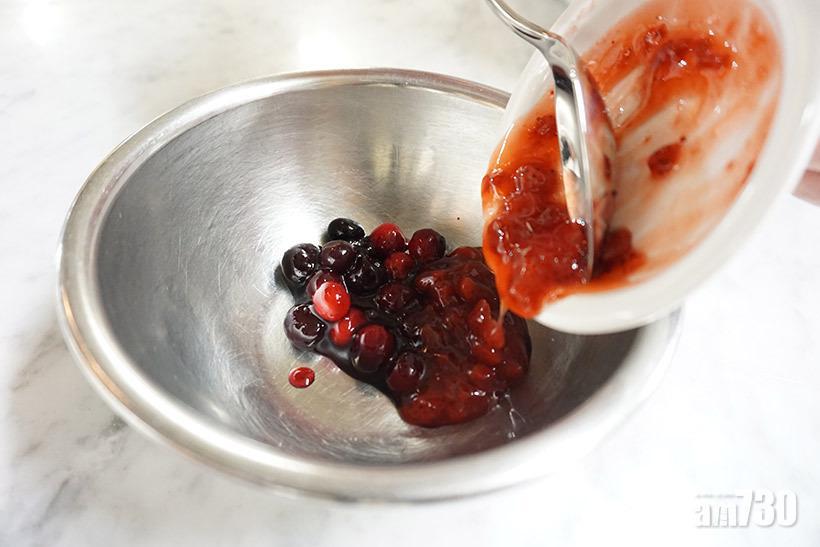 迪士尼食譜|米奇法式多士雜莓醬做法 冷凍雜莓解凍好,再加入士多啤梨醬攪拌。