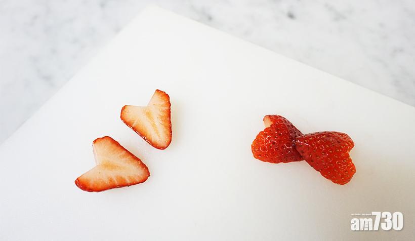 迪士尼食譜|米奇法式多士米妮蝴蝶結做法,將士多啤梨蒂切成V形,然後垂直切一半,並反轉使用紅色那一面。