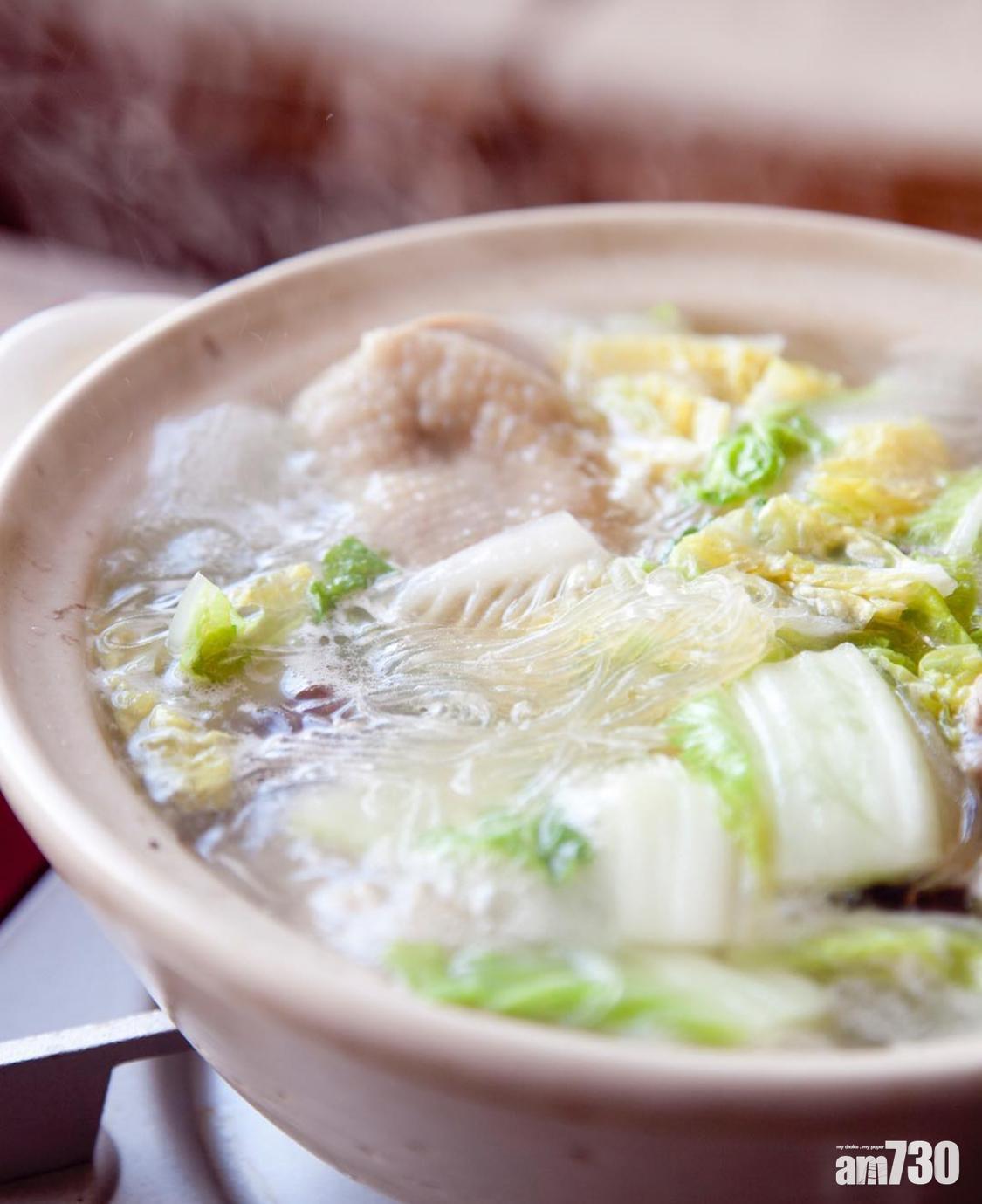 娃娃菜粉絲湯用大白菜代替娃娃菜亦可。(instagram@misa_enomoto)