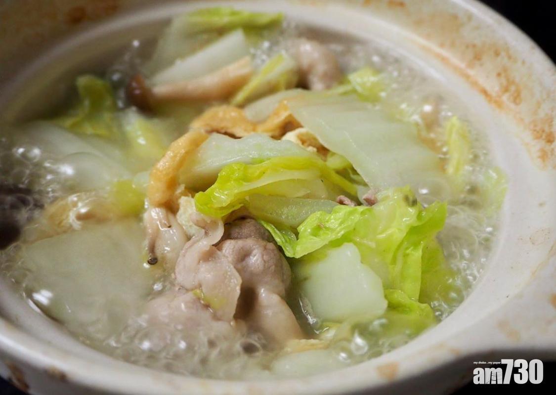 娃娃菜粉絲湯可以加入菇或肉類,取代加入的調味料。 (instagram@sumiren_kitchen)