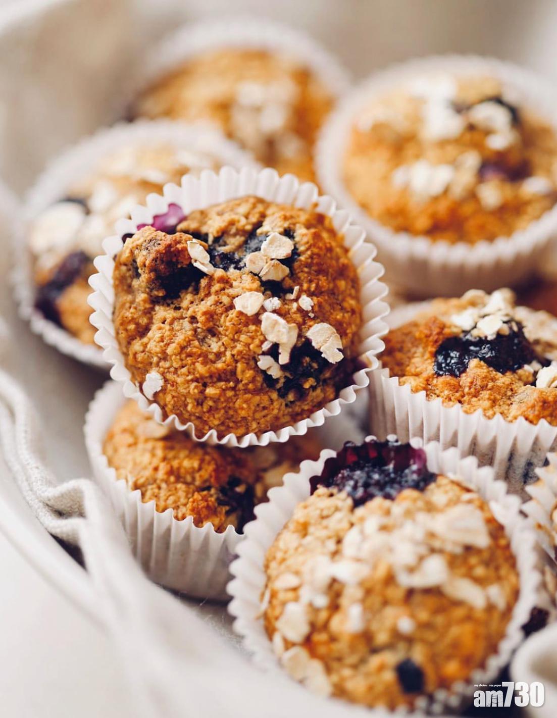 甜品食譜|藍莓乳酪蛋糕可以同時加入藍莓和燕麥在鬆餅中。(instagram@bparkss_)