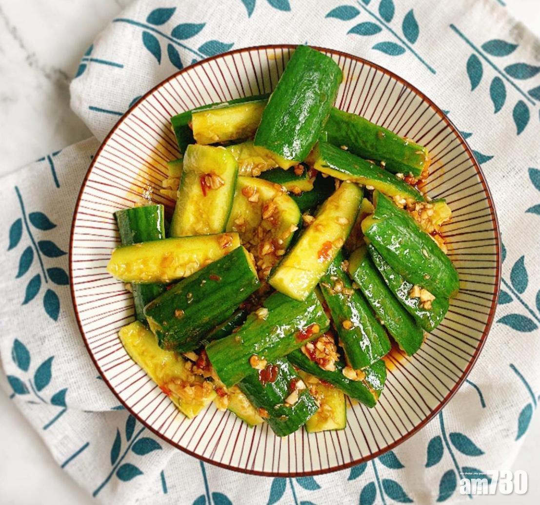 製作涼拌青瓜方便快捷,不過想減肥的話,切記不要下過多的調味料。(instagram@123cookwithme)