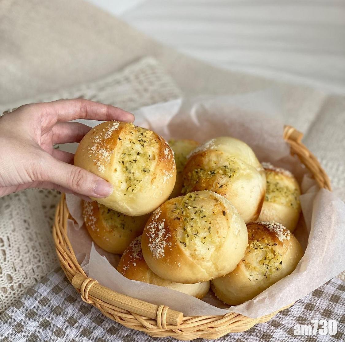 麵包食譜4:這款蒜香牛油包比一般的蒜蓉包更柔軟。(Instagram@cathyss.kitchen)