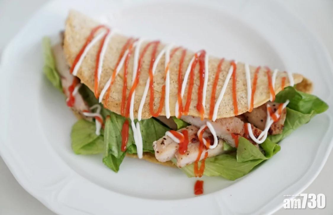 雞胸肉食譜|製作雞胸肉墨西哥卷時,餅皮可選擇卡路里較低的燕麥餅皮。