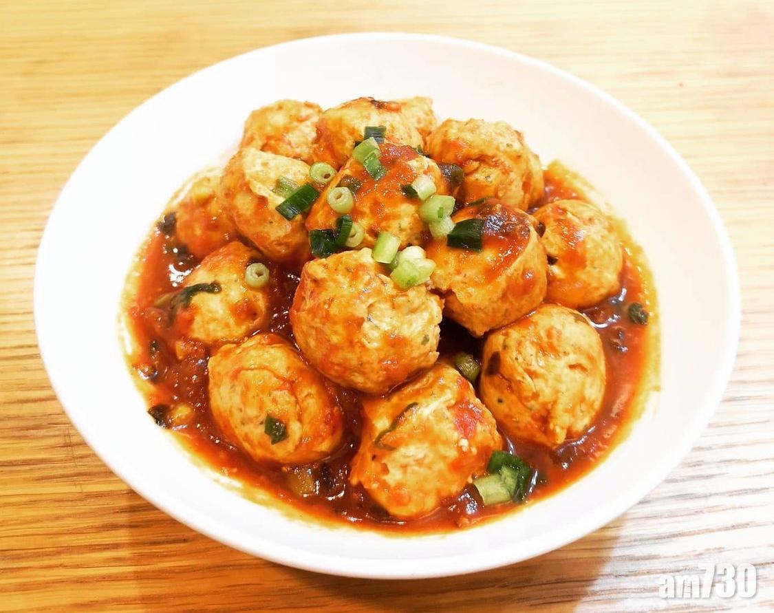 雞胸肉食譜|番茄雞肉丸加上番茄汁後,頓時變成一道開胃料理。