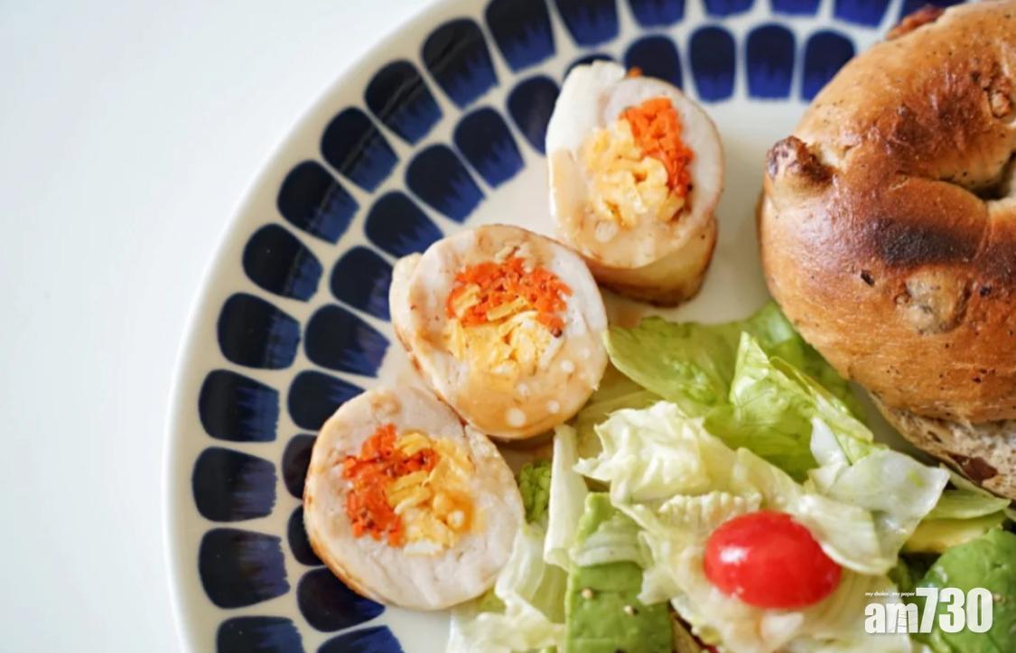 雞胸肉食譜|雞胸肉卷,是由雞胸肉中包裹着蘿蔔和蛋絲。