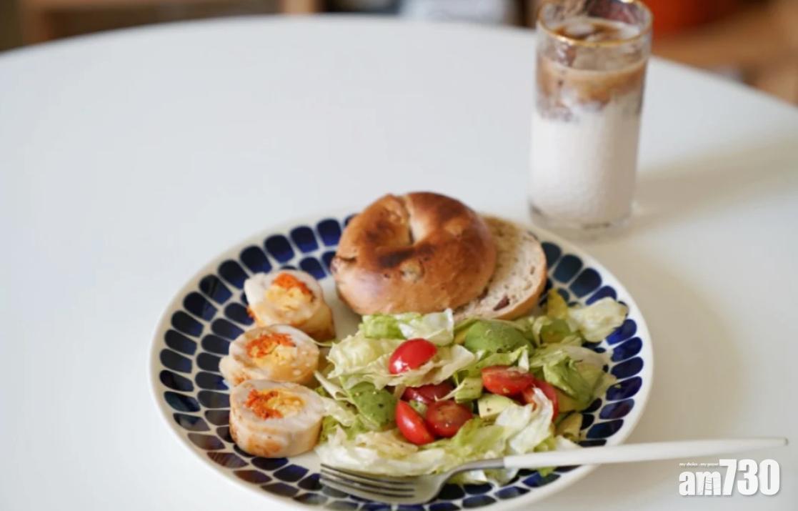 雞胸肉食譜|雞胸肉卷配上沙律便可變成一頓早午餐。