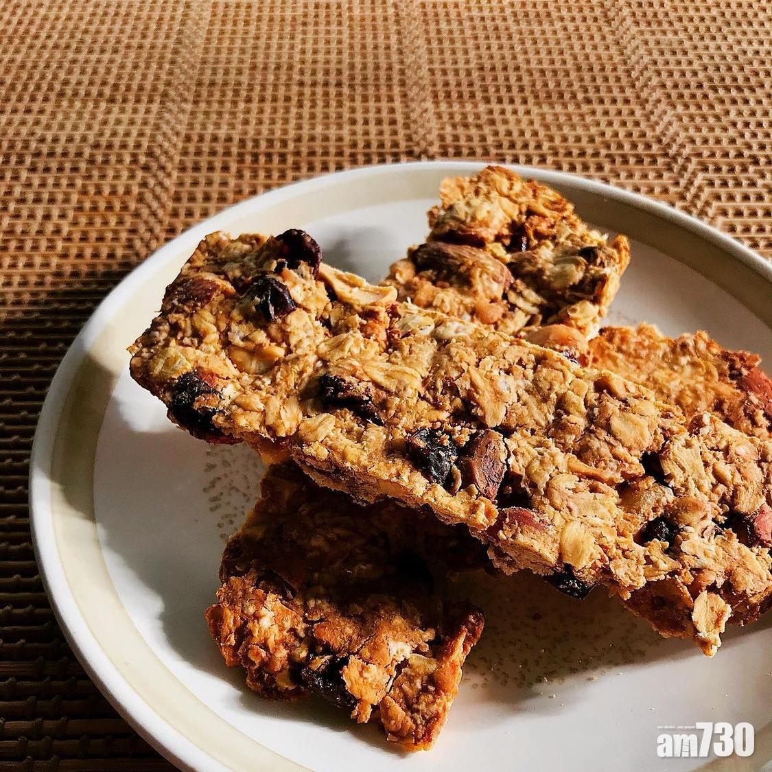 減肥甜品食譜|朱古力燕麥棒可以加入果仁一起攪拌。