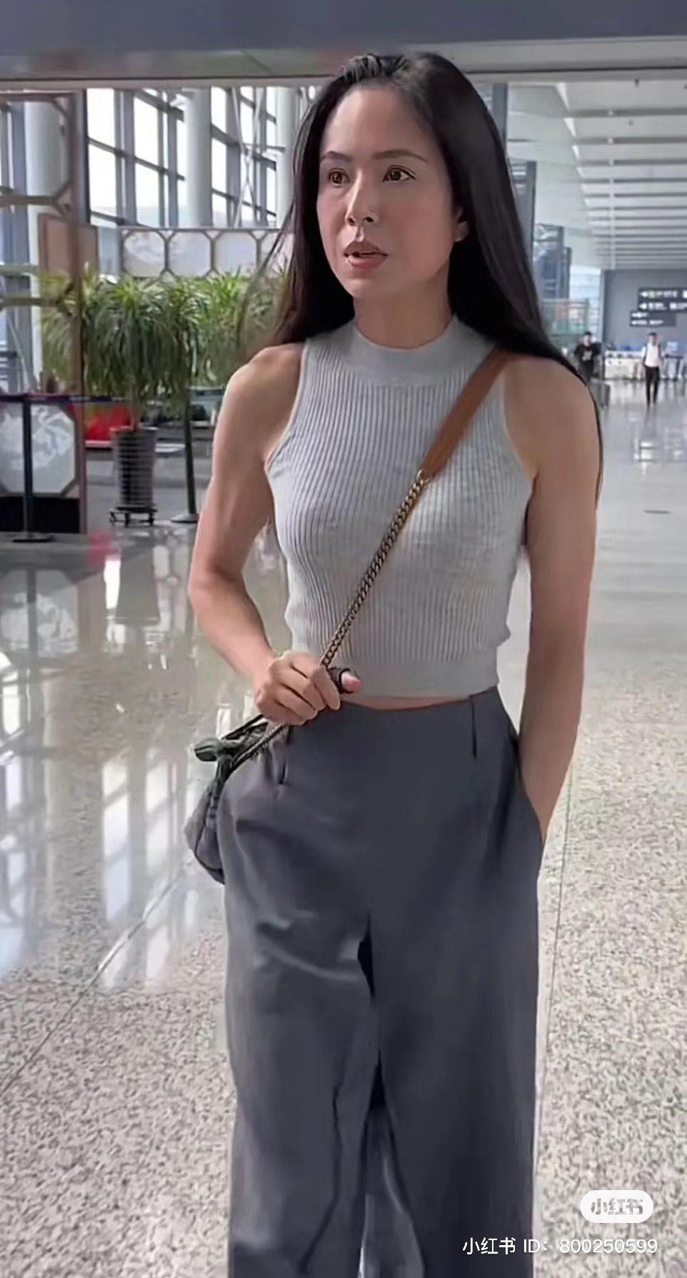 李若彤被野生捕獲 57歲凍齡身材震撼網民(小紅書)