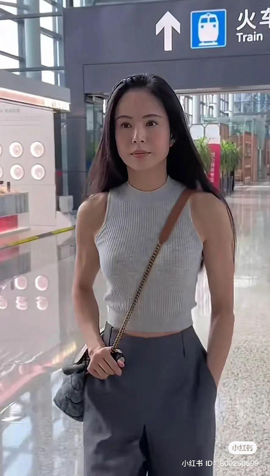 李若彤被野生捕獲 57歲凍齡身材震撼網民(小紅書)