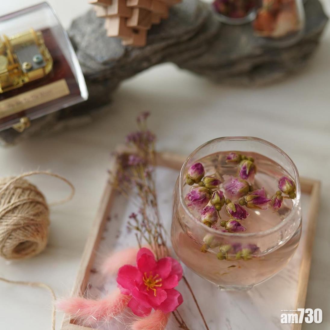 玫瑰花茶清香撲鼻,與清新的綠豆冰皮月餅十分合適。