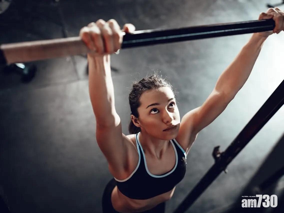 引體上升訓練背部和二頭肌