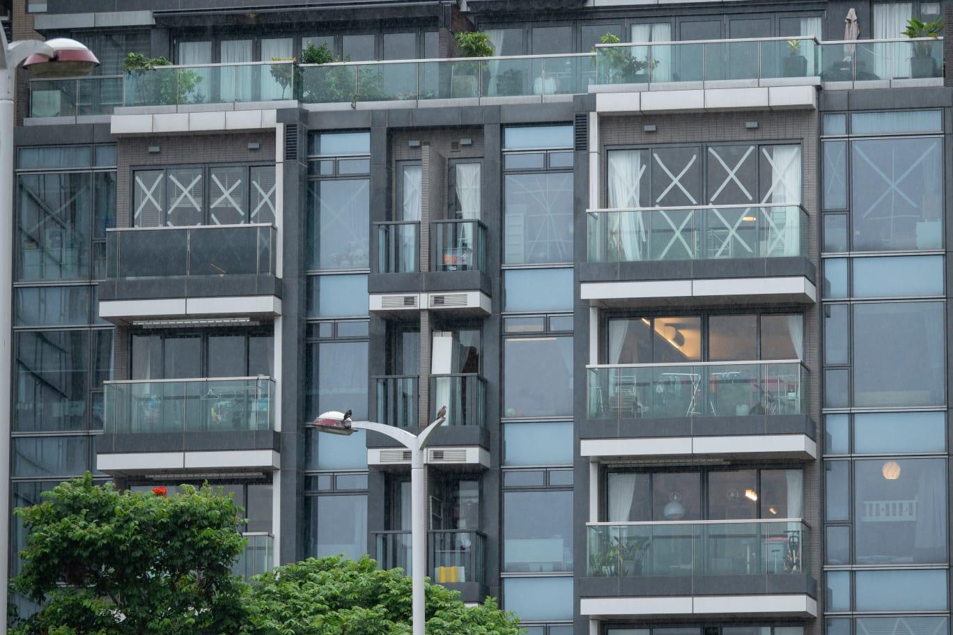 有居民窗戶貼上膠紙。(陳奕釗攝)