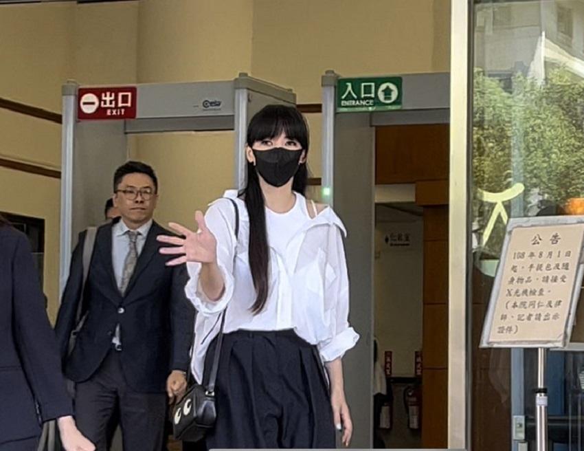 李靚蕾離開法庭未有回答記者提問。