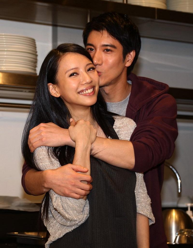 王、李此情此景不再。