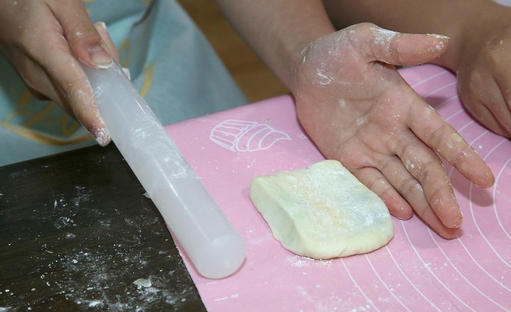 用水皮包著三色油皮,形成長方形狀,冷藏5分鐘後取出。