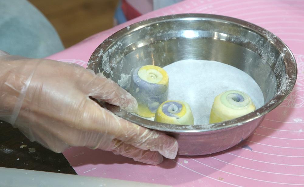 由一端開始,逐少擀平麵糰並搭起。捲起後,冷藏5分鐘後取出。