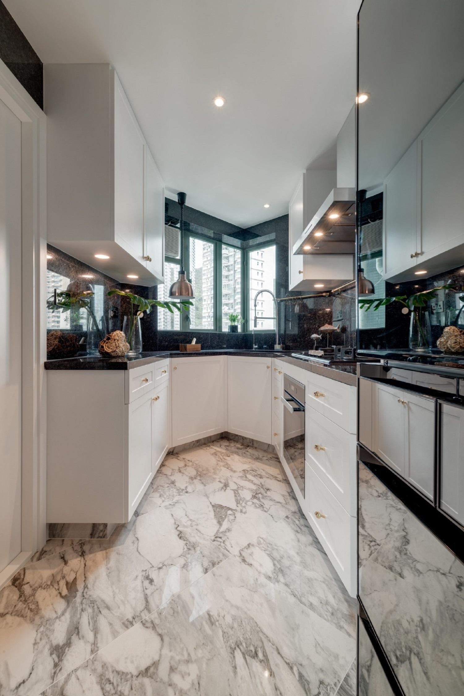 廚房以白色為主調,配以仿雲石地板,感覺高雅又實用。