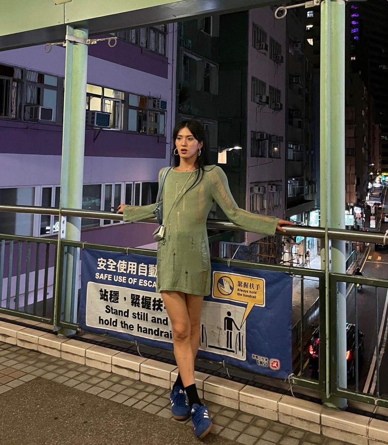 崔海晙到中環的行人電梯打卡。