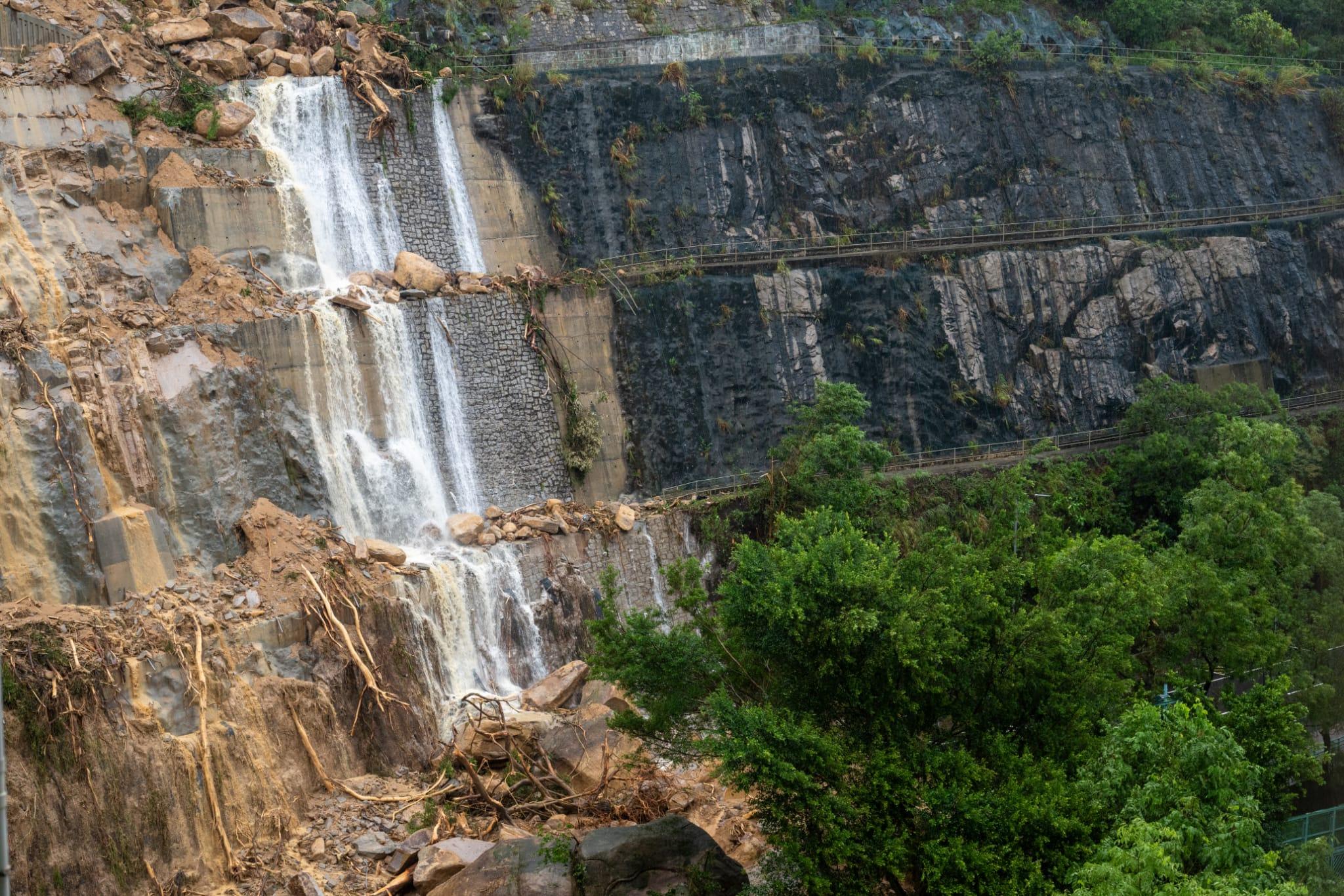 黑雨|當局截至上午8時共接獲7宗山泥傾瀉報告。圖為筲箕灣耀興道有山泥傾瀉。(陳奕釗攝)