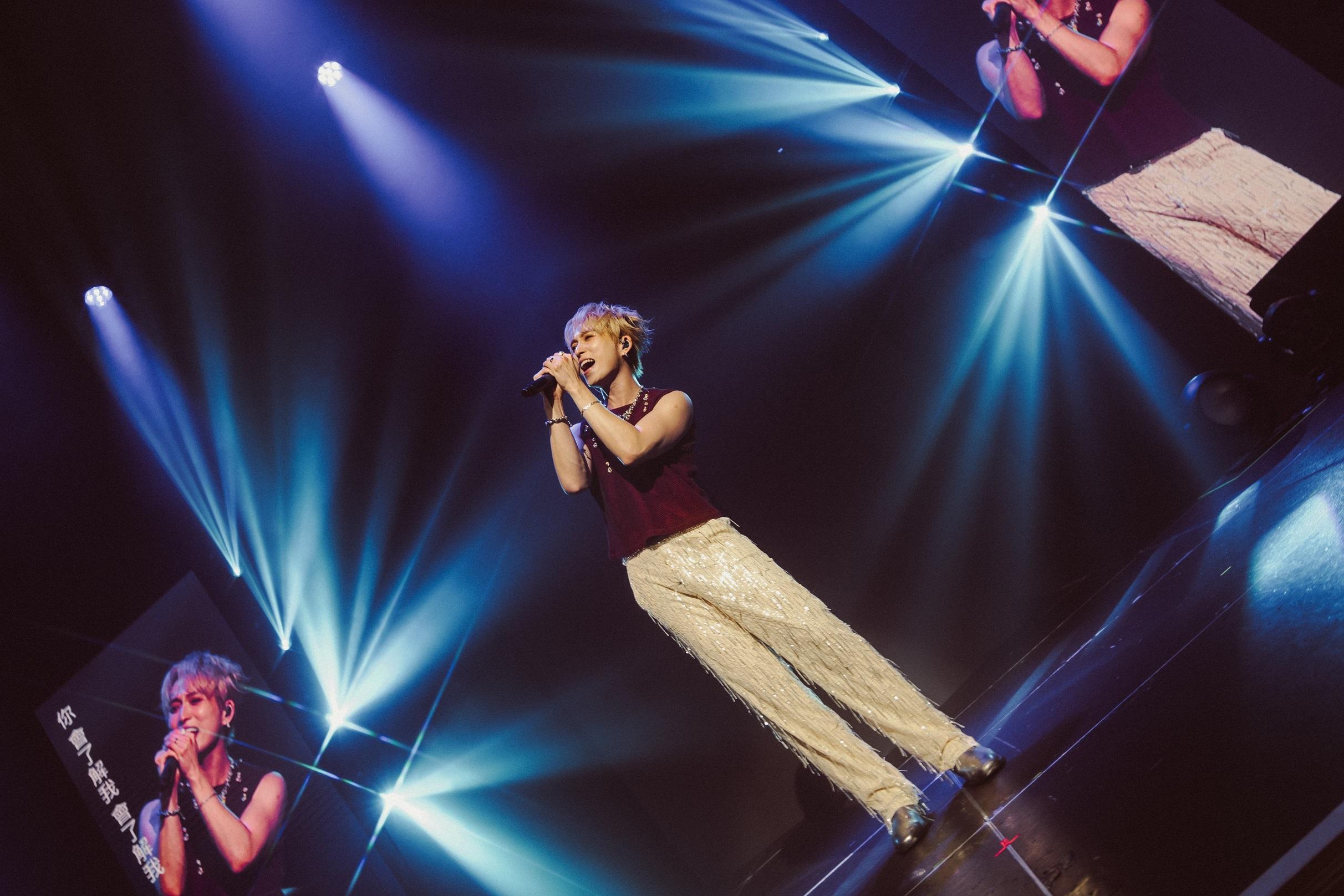 邱鋒澤與全場樂迷大合唱《會找到我》。